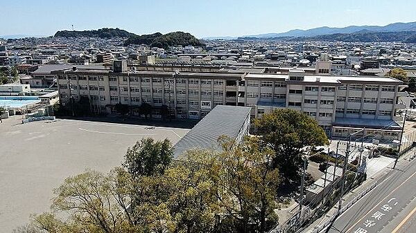 中山小学校児童数県内一〇校訓はやさしく　かしこく　つよく 1300m