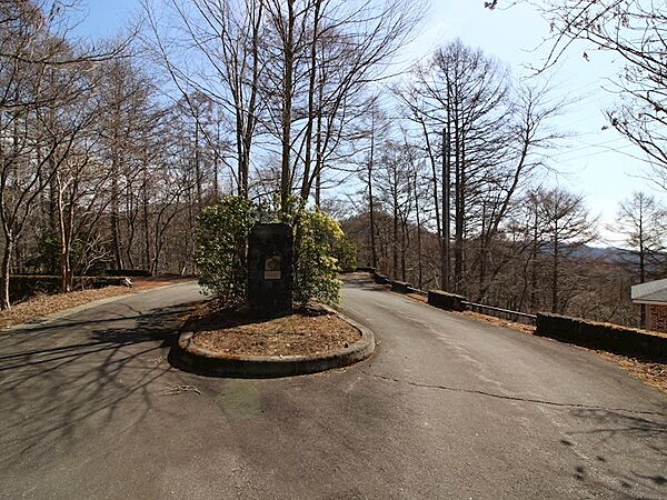 前面道路は幅員が広く、舗装済みですので安心ですね。