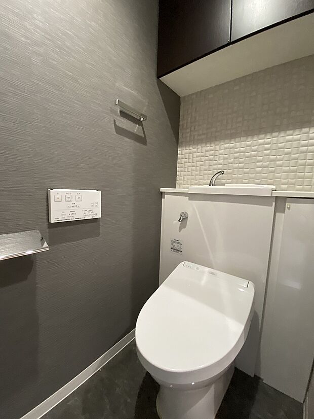 モダンテイストのお洒落なデザイン。温水洗浄便座付きのトイレは、清潔感がございます。