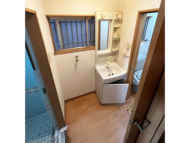 【洗面室】キッチンに隣接しており、浴室とトイレにアクセス可能。洗濯機置き場と洗面台が備わっています。窓がありますので空気の入れ替えもスムーズに行えます。/2023年5月撮影