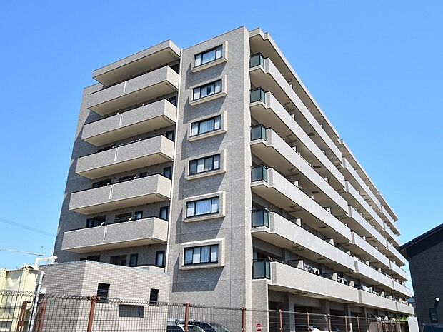 　サーパス西焼津　2001年10月築のマンションです。