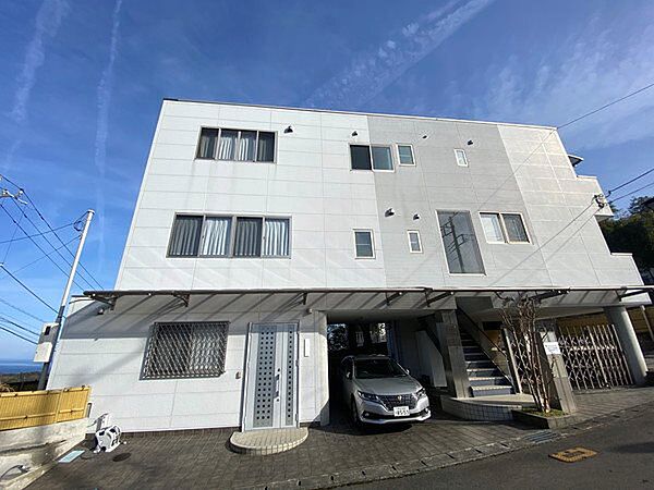 車は建物1階部分の屋根付きスペースが2台分。