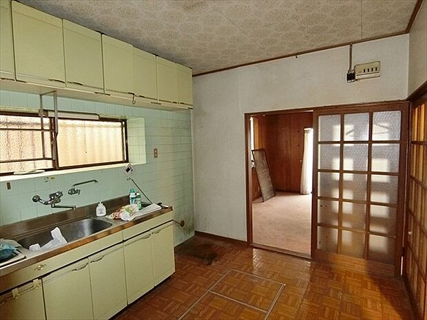【キッチン】場所を取らずに収納スペースを確保できる床下収納付き