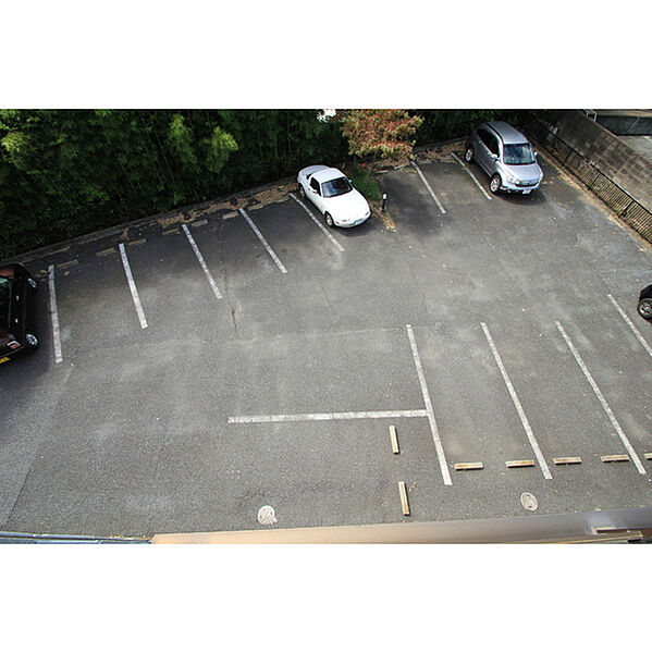 画像2:建物の目の前に駐車場有り（敷地内）