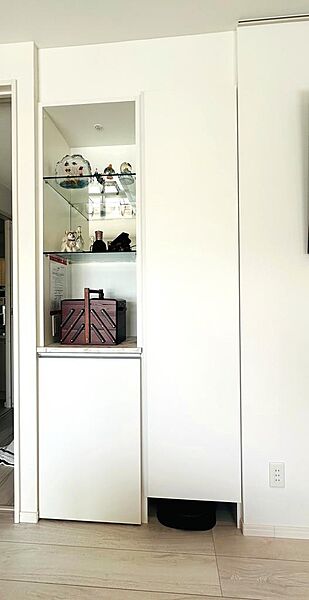おしゃれな飾り棚やスタンド式掃除機の収納ができます