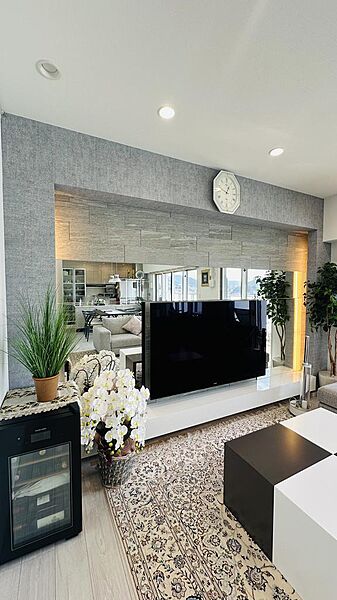 造作ＴＶボードや間接照明、リビングミラーあり。ダンスにヨガ、着付けなど用途は様々！