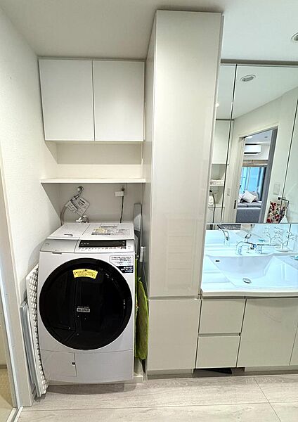 洗濯機置き場（防水パンあり）と収納棚