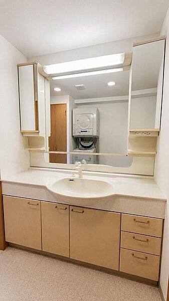 大容量の洗面化粧台あり　忙しい朝に嬉しい広い三面鏡！