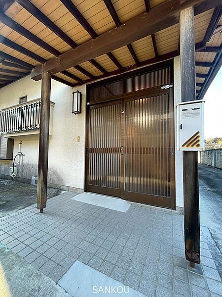 趣ある玄関が迎える住まい。雨の日も安心の、屋根付き広々空間。