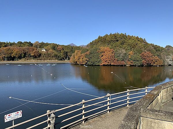 目の前に広がる、湖畔の特等席。心を解き放つ静寂の眺めが、四季を映す穏やかな湖の景色として広がります。