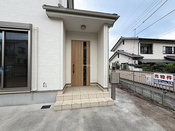 上質感漂う玄関アプローチ。