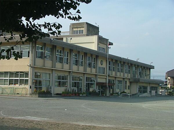 高崎市立片岡小学校（902m）