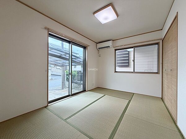 畳の素材であるイ草は、断熱性・保温性に優れ、湿気を吸収してくれます。