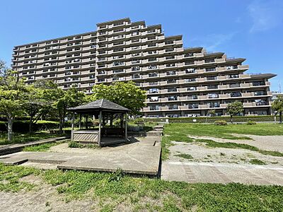 外観:敷地内に大きな公園があります。お子様も喜びますね。 外観:敷地内に大きな公園があります。お子様も喜びますね。