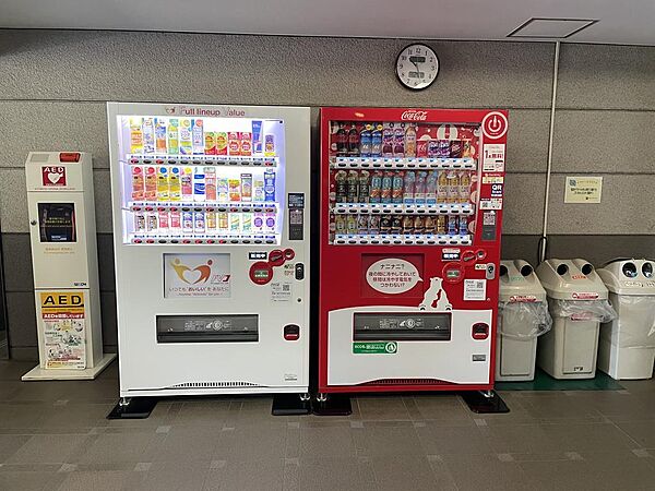 マンション内に自動販売機があります。何かあった時に安心ですね。