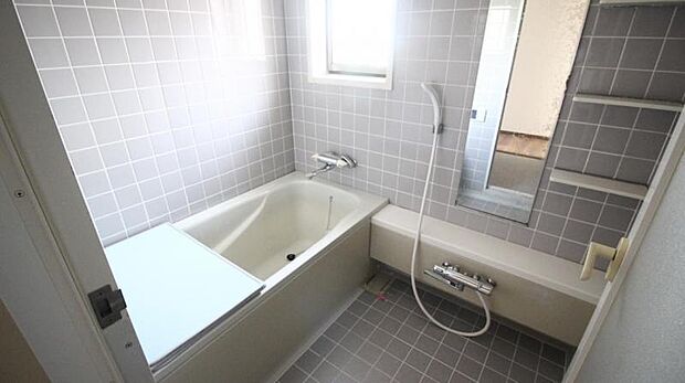 ゆったりと寛ぐことのできる浴室は、ご家族の毎日の疲れを癒してくれる空間です。換気ができる窓もあるので気になる湿気対策も出来ます。