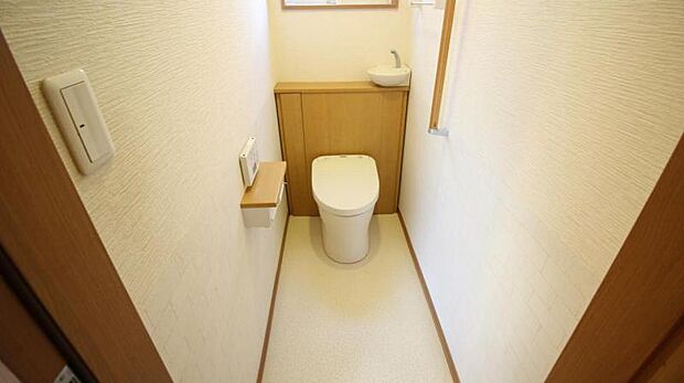 1階のシンプルで清潔感のあるトイレです。窓があるので、常に換気でき、爽やかな空気を取り込めます。
