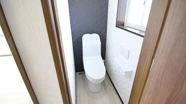 2階の新しいトイレです。シンプルで清潔感がございます。また、窓があるので換気もできます。