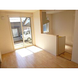 オ・ソレイユ 101 1階2LDKのリビング/ダイニング