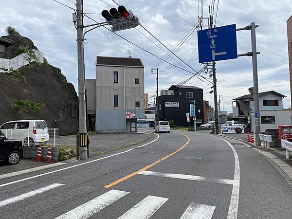 バス通りでもあるこの地域のメインストリートです☆