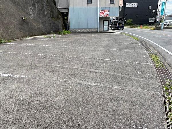 そのまま駐車場として利用するも良し。収益物件に化ける可能性も...！