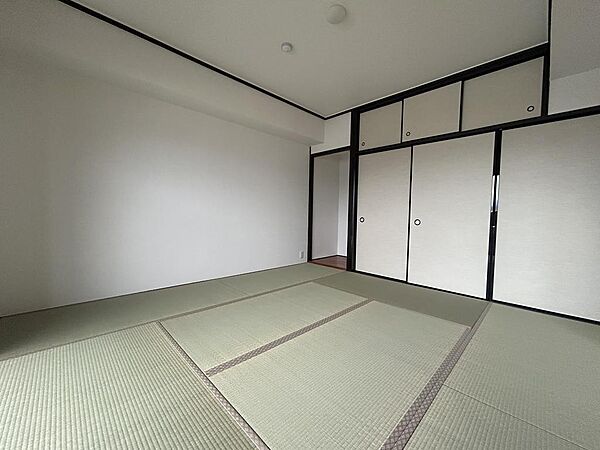 マンションでは珍しい8帖の和室です