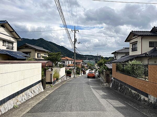 前面道路　南東向き