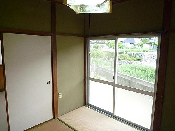 1階和室。幅半間の押入れがあります。