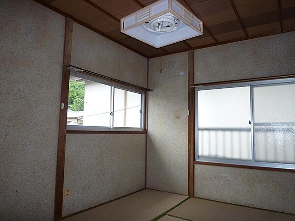 2階和室。幅1間の押入れがあります。