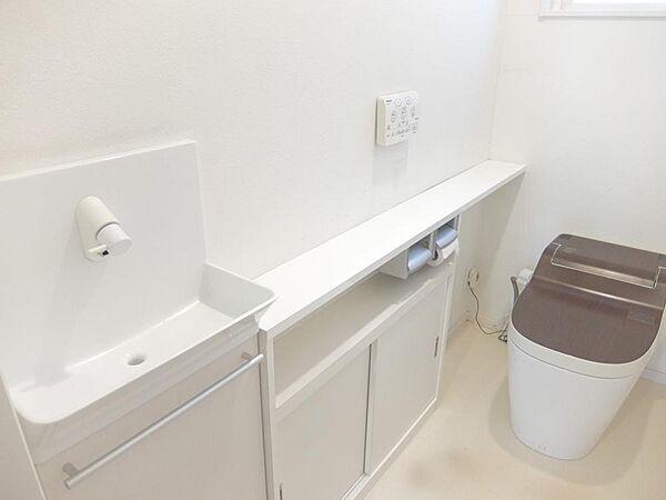 1階トイレはウォッシュレットと手洗い有
