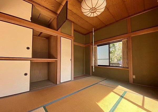 1階6帖和室、押入天袋があります。東向きの明るいお部屋