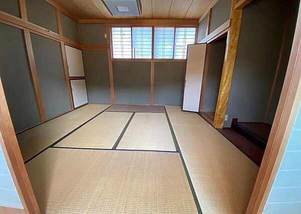 2階西側の6帖和室　床の間と押入があります。