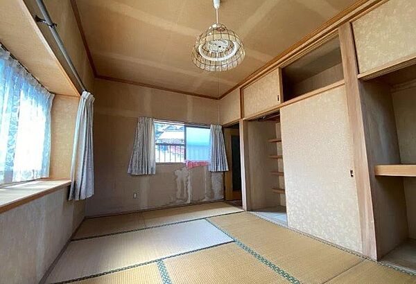 2階東側の6帖和室　窓から灰ケ峰が見えます。