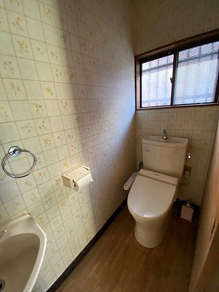 1階にトイレがあります。TOTOです。