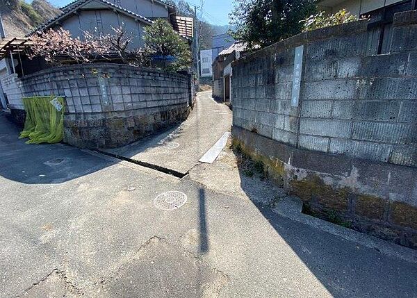 北東側の道路沿いにガレージがあります。
