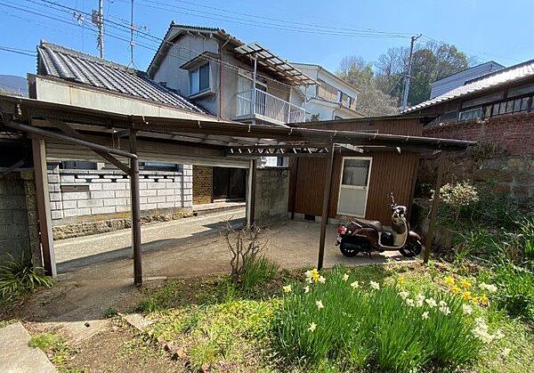 東側にお庭とガレージと倉庫があります。倉庫を解体すれば、ガレージが広くなると思います。