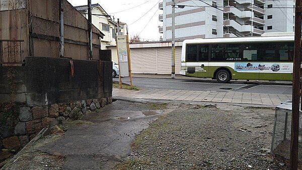 前面道路はバスが通る道路です。