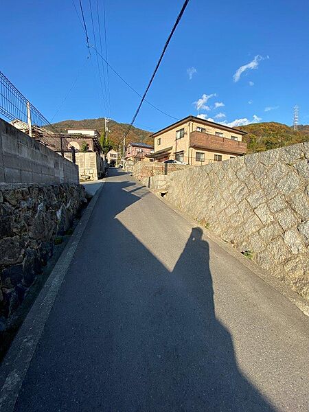 前面道路の幅員は約3.4ｍ、普通車の通行可能です。