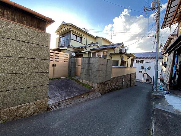 北東側の道路幅員約2.6ｍ　敷地内への進入口があります。