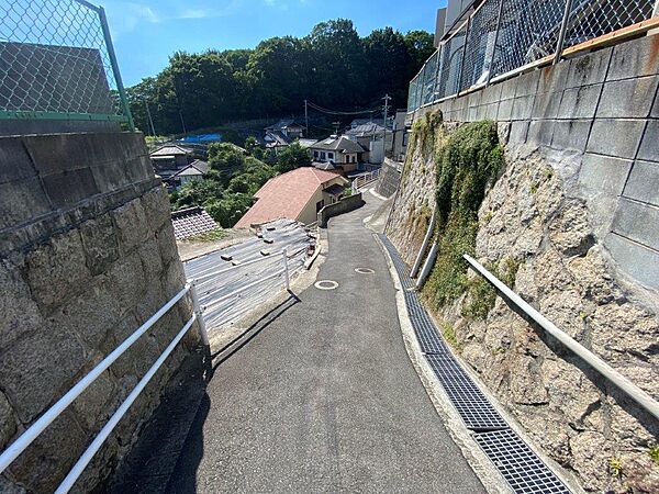 前面道路の幅員は2.7ｍ、道路と段差があります。