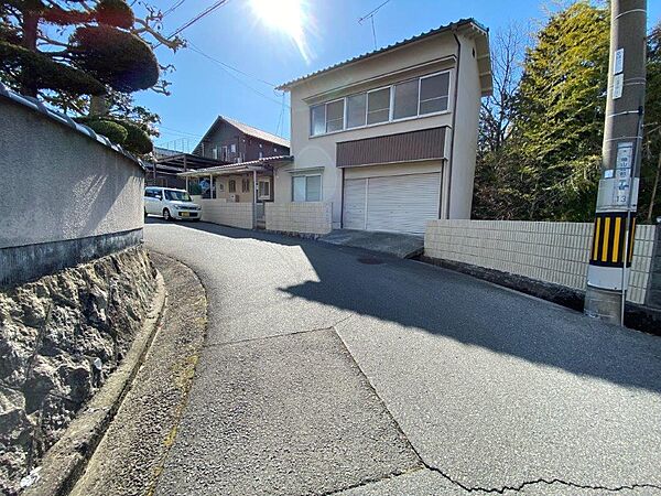 前面道路幅員6ｍ　シャッター付きガレージ1台分あり