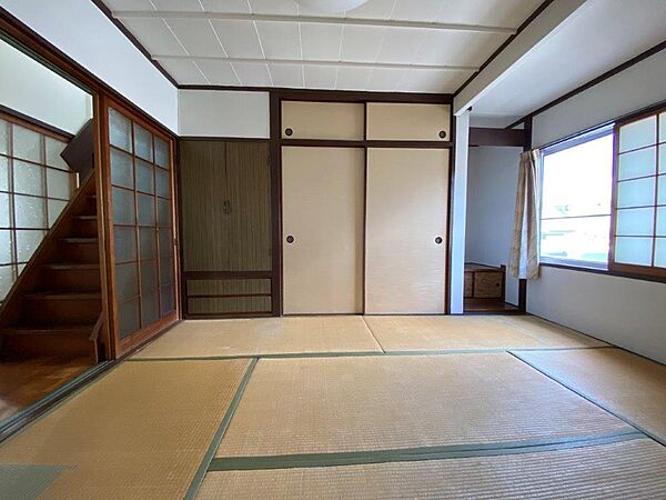 1階　キッチン隣の6帖　和室　東側に窓あり、床の間と押入、天袋、箪笥あり