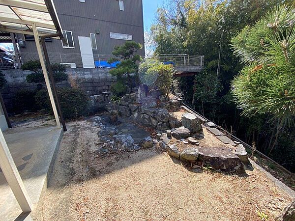 西側にお庭があります。西側法面の途中までが敷地内です。