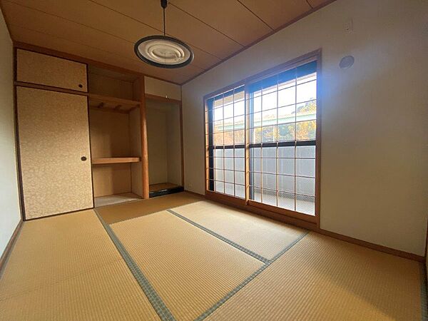リビング隣の6帖和室には押入と床の間あり