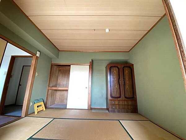 奥側の和室に押入があります。