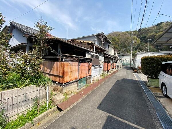 日当たり良好、三坂地小学校まで150ｍ、コンビニまで650ｍ