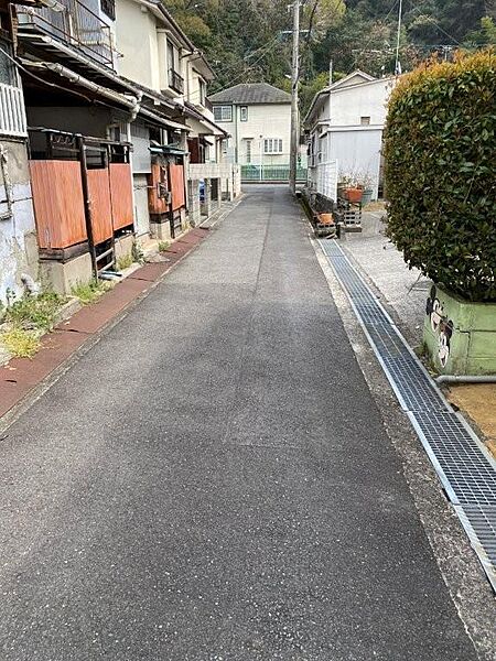 南西側　約3.2ｍの行動に接道