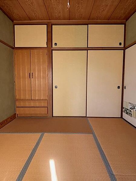 2階　6帖和室　階段側