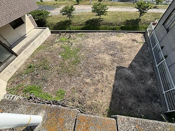 前面道路から土地全体を撮影