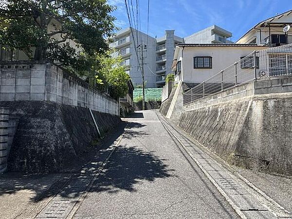 南西側の前面道路